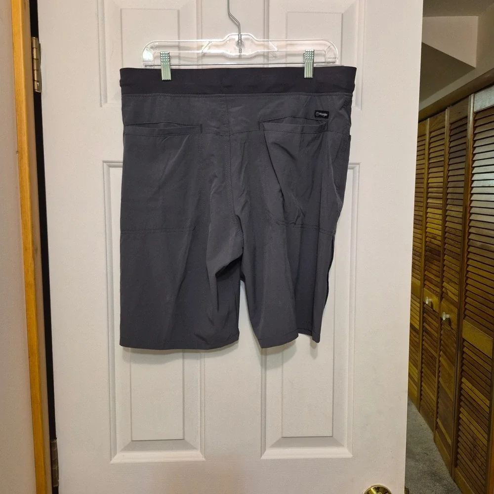 Wrangler ATG Mens Carbon Gray Performance Comfort Shorts 9 Inseam Size 34 NWT